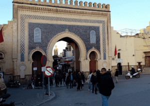 Grupo de mujeres viajando con seguridad por los zocos y mercados de Marruecos
