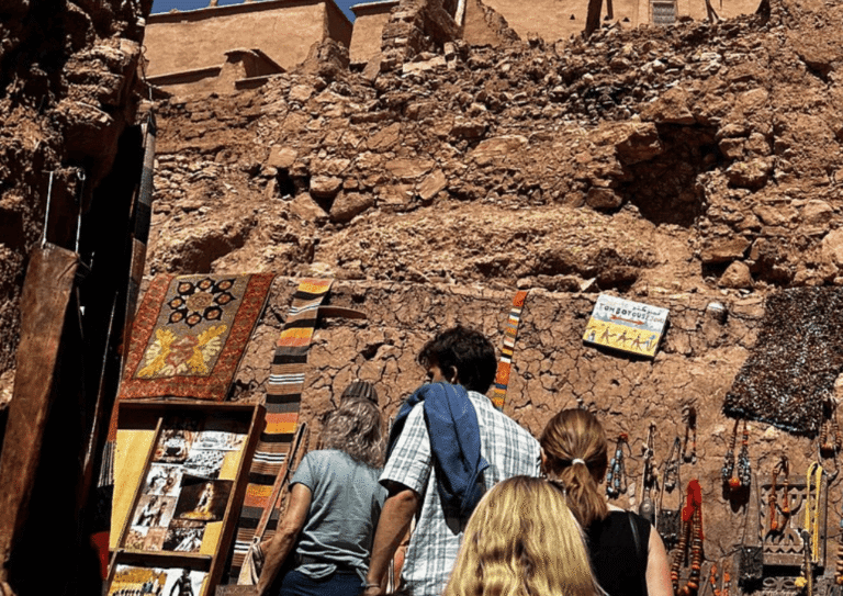 Viajero solitario explorando la medina histórica de una ciudad imperial de Marruecos