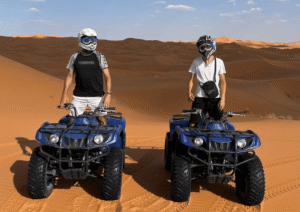 Fotógrafo profesional capturando la luz dorada del desierto del Sahara en Merzouga