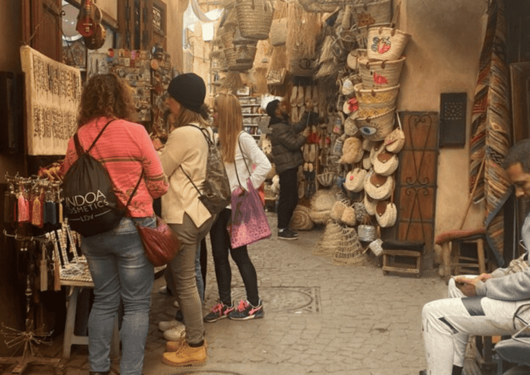 Mercado local de frutas y verduras frescas en una plaza de Marruecos