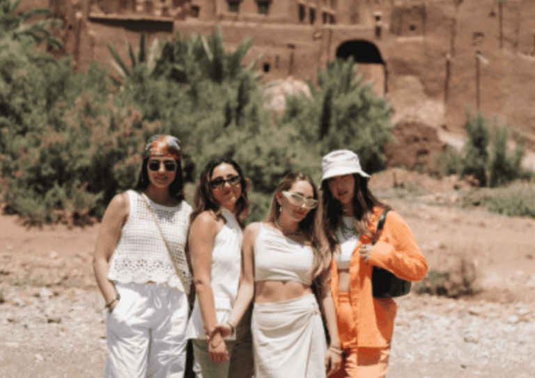 Senderistas cruzando el parque nacional del Toubkal en el Alto Atlas marroquí