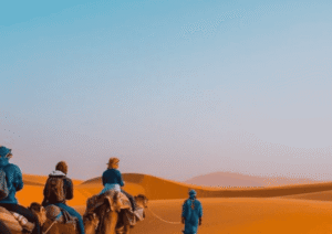 Paseo en barca al pie de las cascadas de Ouzoud durante una excursión de día completo