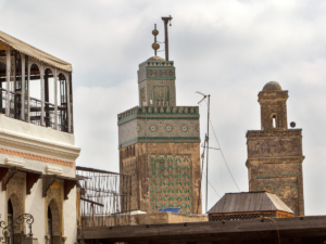 Desayuno tradicional marroquí con msemen y amlou en el patio de un riad