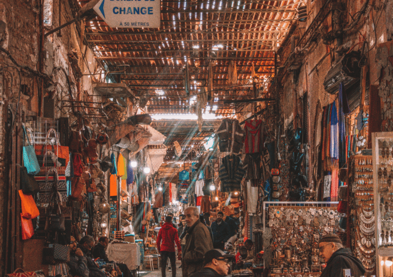 Calles típicas de la medina de Meknes durante un tour guiado por Marruecos