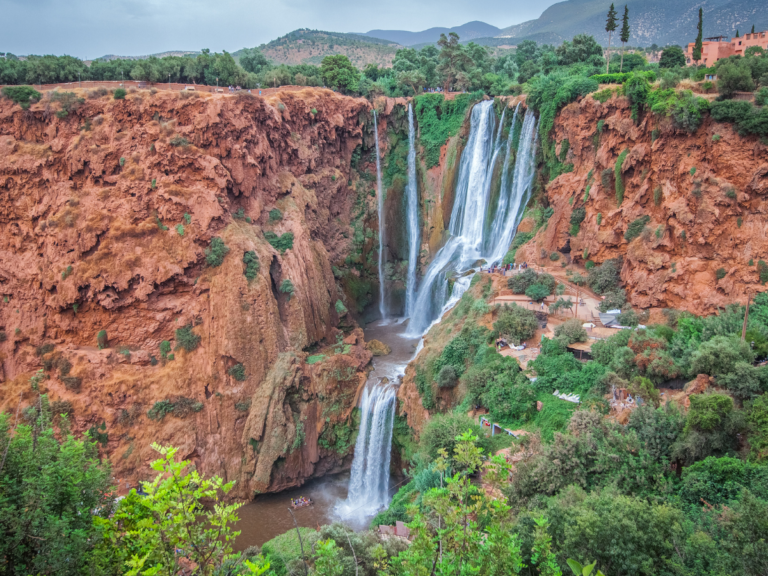 Familia con niños en excursión a las cascadas de Ouzoud en Marruecos