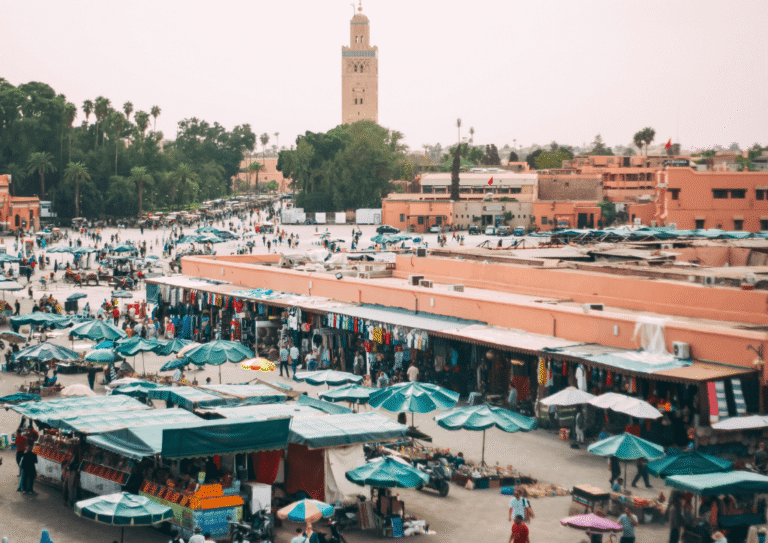 Puerto de pescadores y murallas históricas de la medina de Essaouira en Marruecos