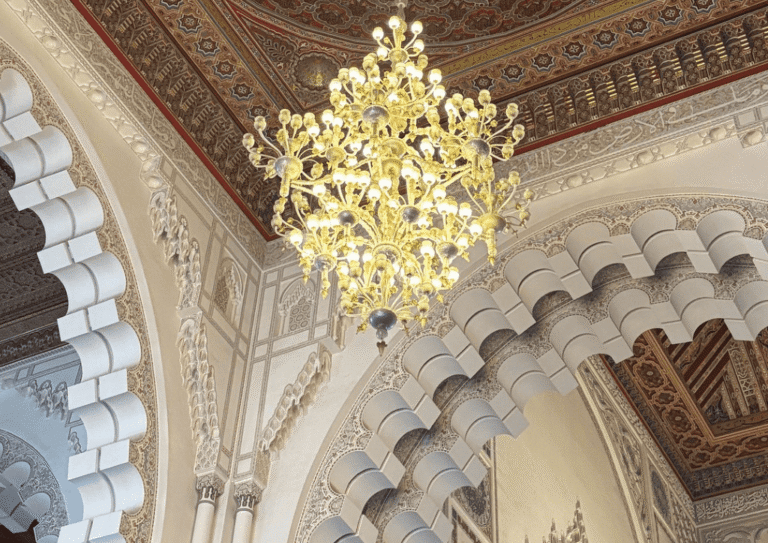Pareja de enamorados disfrutando de su luna de miel en un riad romántico de Marruecos