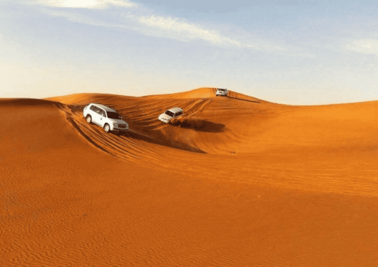 Paisaje rural auténtico de Marruecos con campos cultivados y aldeas bereberes