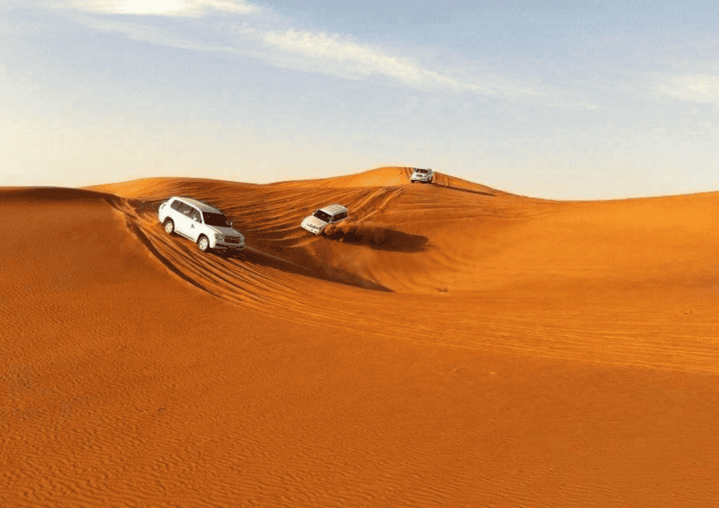 Paisaje rural auténtico de Marruecos con campos cultivados y aldeas bereberes