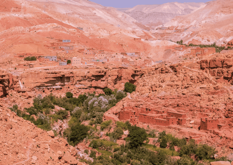 Camino hacia Chefchaouen rodeado de montañas verdes del Rif en el norte de Marruecos