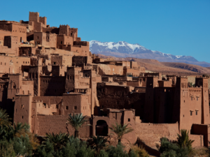 Viajero responsable en tour ecológico por los paisajes naturales de Marruecos