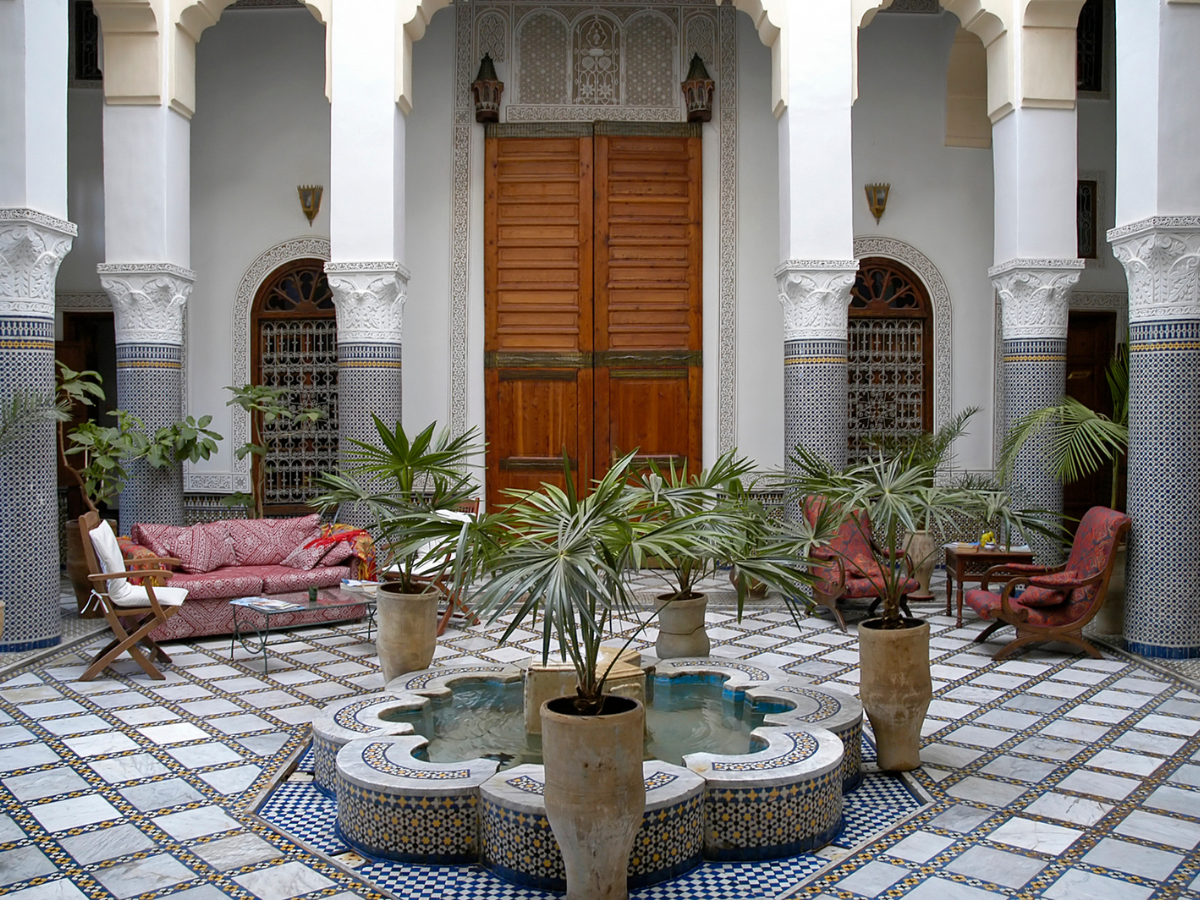 Barrio histórico del Mellah judío en Fez con su sinagoga y arquitectura única