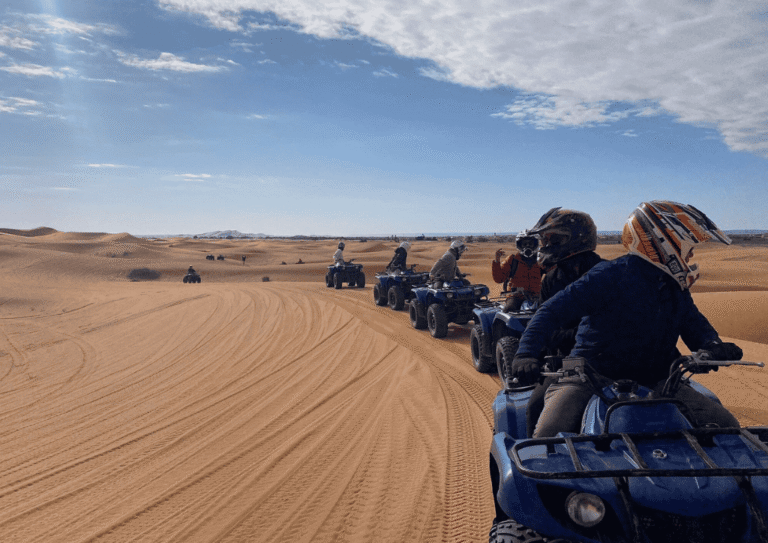Buggy de aventura recorriendo las dunas arenosas del desierto de Marruecos